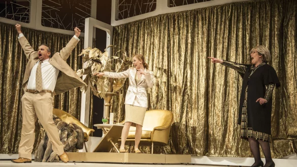 Eine Spielszene von "Drei M&auml;nner im Schnee". - &copy; Landestheater/Schomburg