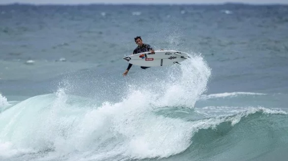 Leon Glatzer - &copy; Foto: Andrew Christie/Deutscher Wellenreit-Verband/dpa