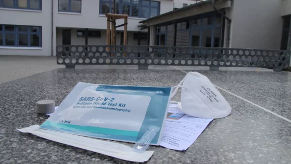 Die vorgeschriebenen Schnelltests &ndash; auf dem Bild ein Beispiel &ndash; f&uuml;hren die Sch&uuml;ler der Realschule Augustdorf in der ersten Schulstunde auf dem Schulhof selber durch. Birgit Sch&ouml;ne, Leiterin der Grundschule Auf der Insel, erwartet, dass sich die Kinder schnell an die Prozedur gew&ouml;hnen werden. - &copy; Dieter Asbrock