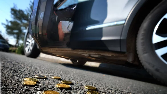 Die Betr&uuml;ger hatten den G&uuml;tersloh zun&auml;chst auf Geld neben seinem Auto aufmerksam gemacht - wenig sp&auml;ter fehlt eine Aktentasche. - &copy; Andreas Fr&uuml;cht