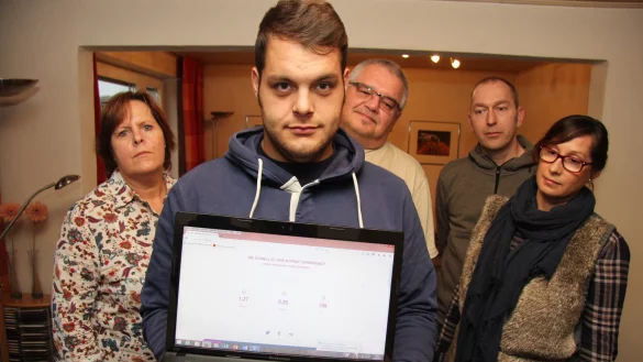 Wenn Student Moritz Lucks (vorne) Daten herunterladen will, ist Warten angesagt. Das ärgert auch Christiane Lucks, Klaus Lucks, Dennis Behrendt und Sonja Liebing (von links). - © Wolfgang Becker