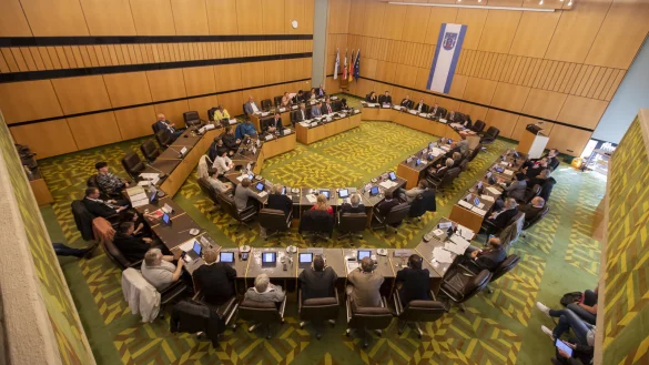 Das Bild zeigt die letzte Ratsversammlung vor dem Umbau des Saals. - &copy; Jan Voth