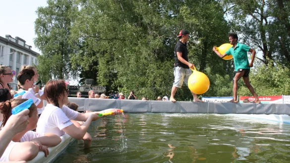 Bis einer fällt: Beim „Poolkloppen" versuchen die Teilnehmer, sich gegenseitig im Wasser zu versenken. - © Archivfoto: Pinsch