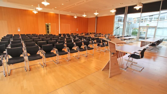 Hier wird am 11. Februar der Auschwitz-Prozess beginnen: Die Industrie- und Handelskammer Lippe zu Detmold vermietet ihren gr&ouml;&szlig;ten Saal an das Landgericht Detmold. Neben den Verfahrensbeteiligten sollen 60 Zuschauer und 60 Journalisten Platz in dem Konferenzraum finden. - &copy; Vera Gerstendorf-Welle