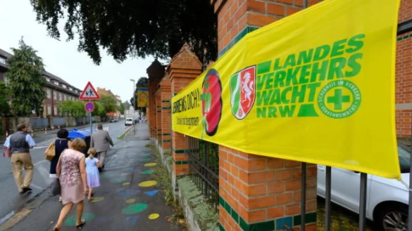 Morgendlicher Schulweg zur Bachschule an der Emilienstra&szlig;e: Es sind Hol- und Bringzonen eingerichtet, der Fu&szlig;weg zur Schule wurde markiert &ndash; auch die Parkregeln und Beschilderungen wurden ge&auml;ndert.&nbsp; - &copy; Sven Koch