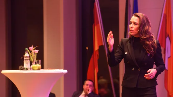 Eigenmarketing: Carolin Krüll referiert, Landrat Dr. Axel Lehmann hört interessiert im Hintergrund zu. - © André Gallisch