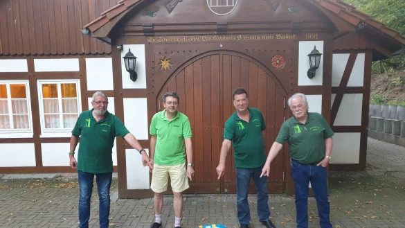 Stephan Haase, Guido Kowalke, Gerhard Ru&szlig; und Benno Michel (von links) zeigen die beachtliche Sammlung. - &copy; Sch&uuml;tzengesellschaft Horn-Bad Meinberg