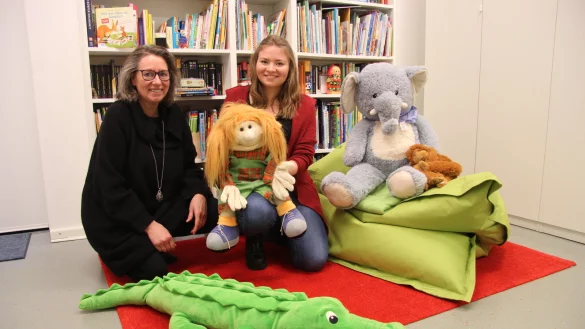 Judith Noltensmeier (rechts) hat eine Praxis f&uuml;r Ergotherapie in Langenholzhausen er&ouml;ffnet. Im selben Geb&auml;ude ist auch ihre Mutter Petra Noltensmeier mit "Lern-Spiel-Zeit" t&auml;tig. Dabei geht es um eine ganzheitliche Lern- und Entwicklungsbegleitung. - &copy; Nadine Uphoff