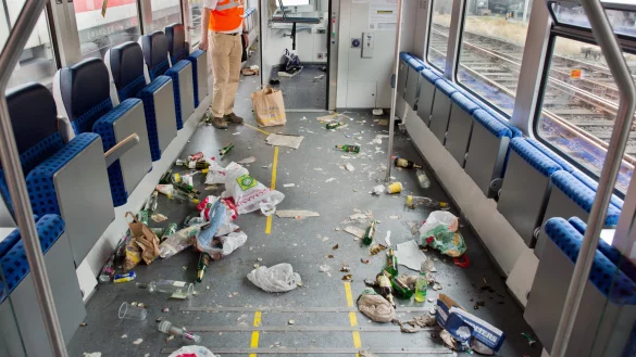 Fans des Fu&szlig;ball-Zweitligisten Eintracht Braunschwig hatten am 21.08.2015 auf dem R&uuml;ckweg von einem Ausw&auml;rtsspiel in Bielefeld in mehreren Zugwaggons randaliert. Scheiben und Lampen gingen zu Bruch, Decken wurden rausgerissen und ganze Waggons zugem&uuml;llt. - &copy; dpa