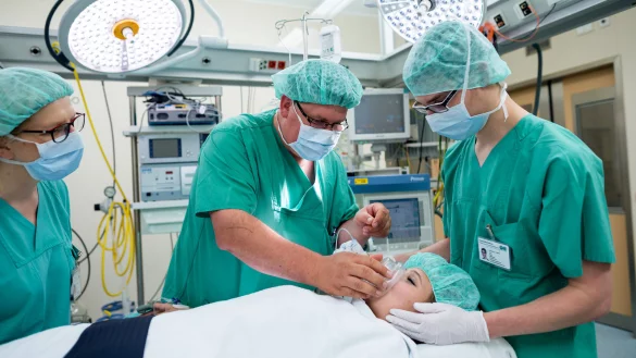 Startklar f&uuml;r die OP: Der angehende An&auml;sthesietechnische Assistent Marc Witthauer mit seinen Ausbildern Michael Churs und Christane Spichale im Universit&auml;tsklinikum Halle. - &copy; dpa