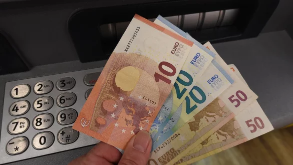 Geld wird abgehoben - &copy; Foto: Holger Hollemann/dpa