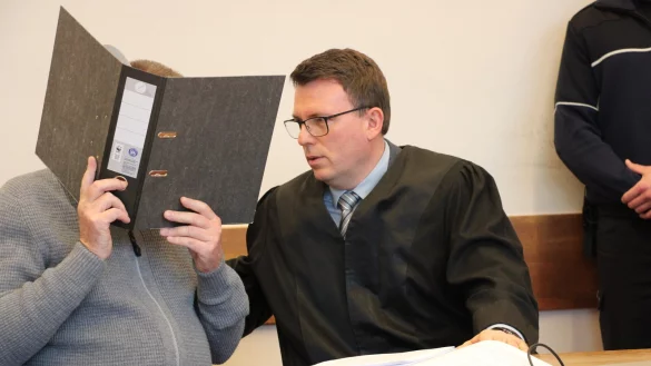 Verteidiger Jens Rabe bespricht sich zum Prozessauftakt mit seinem Mandanten (noch 71). Der wird außerdem von Dr. Hennig Schuhmann vertreten. - © Archivfoto: Janet König