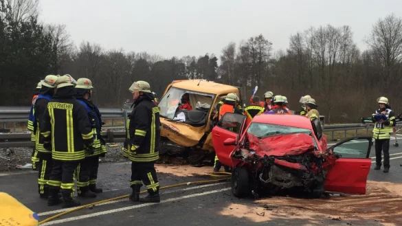 An der Unfallstelle: Der rote VW-Polo geriet in den Gegenverkehr und prallte frontal auf der Bundesstraße 1 bei Bad Lippspringe mit einem Transporter zusammen. - © Marc Köppelmann