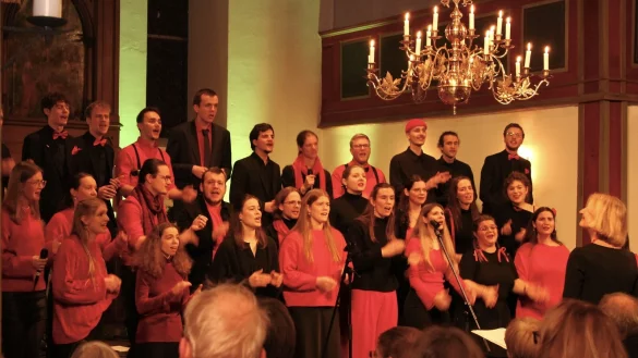 Der Chor "Pop-Up" bringt das Gotteshaus in Bergkirchen zum Schwingen. - © Melanie Meyer