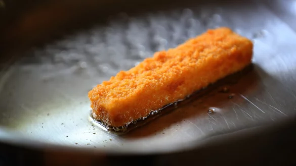 Fischst&auml;bchen in einer Pfanne - &copy; Foto: Karl-Josef Hildenbrand/dpa/dpa-tmn