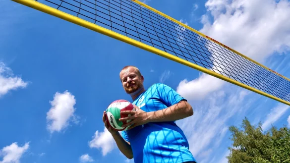 Alexander Kreuzbusch unter dem Netz auf der Beachvolleyball-Anlage am Hellweg. Foto: J&ouml;rg Hagemann - &copy; J&ouml;rg Hagemann