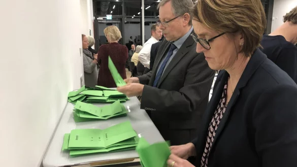 Die Entscheidung naht: Myriam Heidemann und Wolfgang Sander von der Stadtverwaltung z&auml;hlen im Netzwerk die Zettel f&uuml;r die geheime Abstimmung &uuml;ber die autoarme Innenstadt aus. - &copy; Thomas Reineke