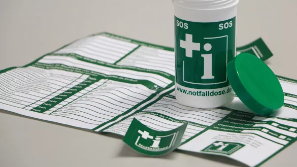 Der Behälter enthält ein Informationsblatt und zwei kleine Aufkleber, die an Wohnungs- und Kühlschranktür schon auf die Dose hinweisen. - © Yvonne Glandien