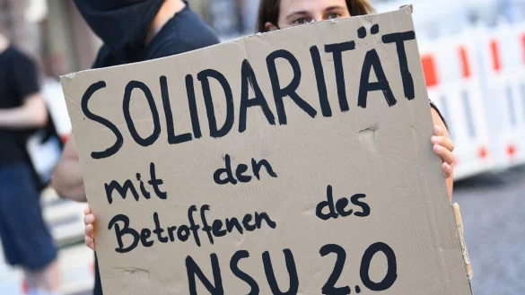 Rechtsextreme Drohmails - &copy; Foto: Arne Dedert/dpa