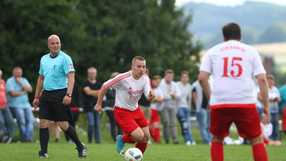 Extertals Kleinster zieht an: Yannick Dreier treibt den Ball durchs Mittelfeld. - © Jörg Hagemann
