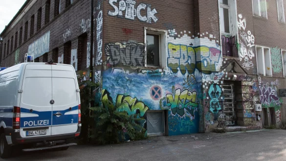 Ein Polizeifahrzeug steht vor dem autonomen Zentrum &bdquo;KTS" in Freiburg, einem mutma&szlig;lichen Zentrum von linksextremistischen Gruppen. - &copy; dpa