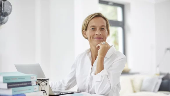 Sonja Briegmann ist das Arbeiten von Zuhause gew&ouml;hnt. In ihrem Homeoffice arbeitet und studiert sie sogar. - &copy; Patrick Pantze Images GmbH