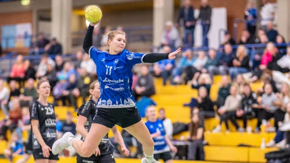 Lena Marie Werner z&auml;hlte zu den Aktivposten im Team Handball Bad Salzuflen. Hier steigt sie zum Torwurf hoch. - &copy; Egon Penner