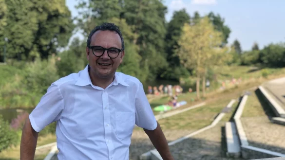 Markus Baier am einem seiner Lieblingsorte in Lemgo, dem "Bega Beach". Ein gelungenes St&uuml;ck St&auml;dtebau, wie der Baudirektor und Gesch&auml;ftsbereichsleiter Stadtplanung und Bauen sagt. - &copy; Till Brand