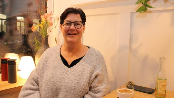 Anja Wolf betreibt ihr Ehrenamt mit großer Leidenschaft. Während der Saison ist sie sieben Tage die Woche im Freibad. - © Chiara Wibbeke