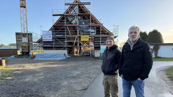 Bauherr Holm Wilmsmeier (rechts) und sein Mitarbeiter Kevin Pabich können es kaum erwarten, dass der neue Stall mit Hofladen und Schulungsräumen eingeweiht werden kann. - © Sandra Castrup