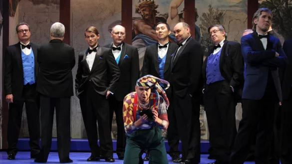 &bdquo;Rigoletto": Der S&auml;nger der Titelrolle, S&aacute;ndor Balla (vorne), zusammen mit dem Ensemble in einer Spielszene der Verdi-Oper auf der B&uuml;hne des Detmolder Landestheaters. - &copy; Landestheater/Lefebvre