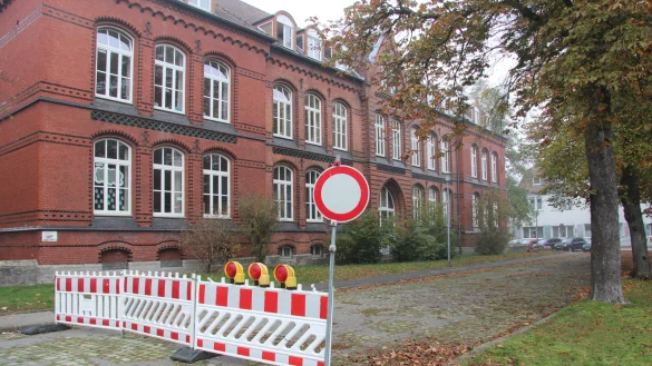 Gesperrt: Noch ist hier f&uuml;r Fahrzeuge Schluss. - &copy; Cordula Gr&ouml;ne