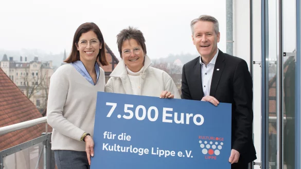 Frank Sievert (rechts), Vorstandsmitglied der Verbund Volksbank OWL, &uuml;bergibt die Spende an Katrin Girlich (links), Vorsitzende der Kulturloge Lippe, und Kassiererin Christina Baumann. - &copy; Alex Waltke