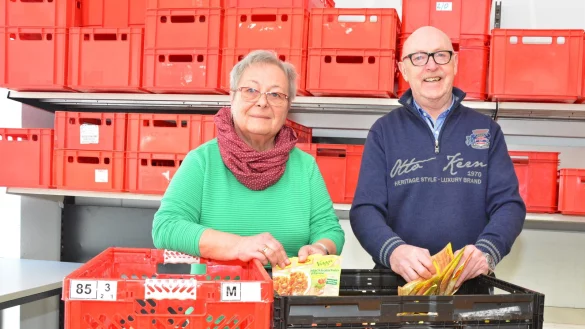 Vorsitzende Heidemarie Maertens und Kurt Heißenberg engagieren sich aktiv beim Verein  „Der Tisch". Aktuell fehlen jedoch regelmäßige Spender. - © Tanja Watermann