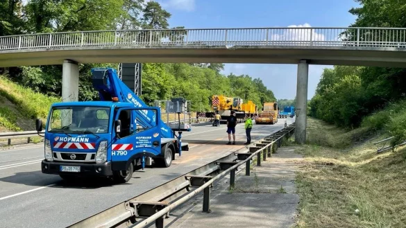 Der erste Spezialkran steht an der besch&auml;digten B1-Fu&szlig;g&auml;ngerbr&uuml;cke. Ein zweiter ist f&uuml;r den Abriss erforderlich. - &copy; Ralph Meyer