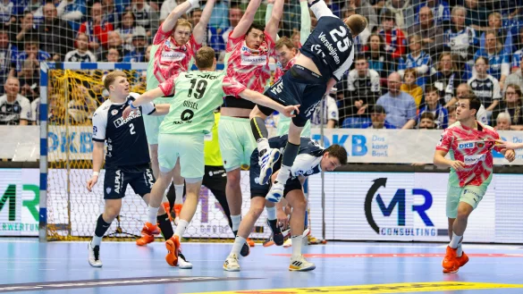 Der TBV erk&auml;mpfte sich ein 25:25 gegen die G&auml;ste. - &copy; Jens Friedrichs