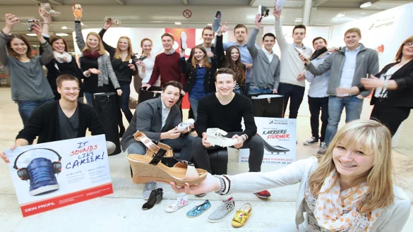 Wortmann-Azubis sind bereit: Mit einem neuen Stand wird der Nachwuchs des Detmolder Schuhherstellers auf der Jobmesse vertreten sein. - © Vera Gerstendorf-Welle