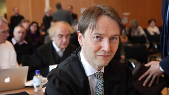 Nebenkl&auml;ger-Anwalt Ernst von M&uuml;nchhausen, dahinter sitzt Vertreter Thomas Walther. - &copy; Bernhard Preu&szlig;