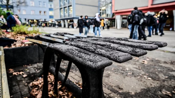 Gewalt, Antisemitismus, Rechtsruck: Schule ist ein Spiegel der Gesellschaft. Allein wird sie die Probleme aber nicht lösen können, meint unsere Autorin und fordert, Elternhäuser mehr in die Pflicht zu nehmen. - © IMAGO/Funke Foto Services