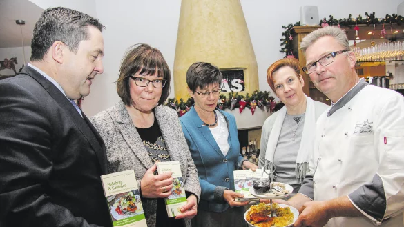 Präsentation: Axel Lehmann, Martina Schäfer, Birgit Hübner sowie Birgit und Holger Lemke (v.l.) von der „Windmühle" in Fissenknick mit dem neuen Gastronomie-Führer. - © Martin Hostert