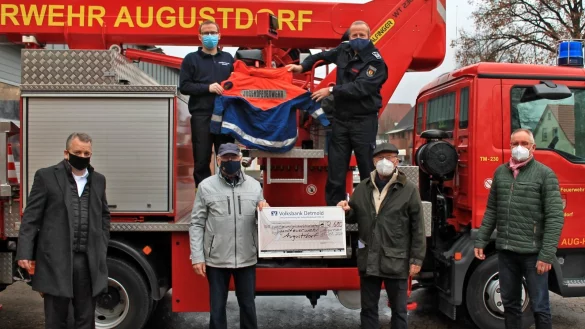 Anbei auch ein Bild von der &Uuml;bergabe des Spendenchecks. Im Bild v.l.n.r.: Uwe Kronshage &ndash; Kassierer des F&ouml;rdervereins f&uuml;r die Feuerwehr, Christoph Diekmann &ndash; Gemeindejugendfeuerwehrwart, Bernd Wasmus &ndash;
B&uuml;rger f&uuml;r B&uuml;rger, J&ouml;rg Diekmann &ndash; Leiter der Feuerwehr, Wolfgang Langhafel &ndash; B&uuml;rger f&uuml;r B&uuml;rger, Klaus Schneider &ndash; 1. Vorsitzender des F&ouml;rdervereins f&uuml;r die Feuerwehr. Foto: Feuerwehr Augustdorf - &copy; Feuerwehr Augustdorf
