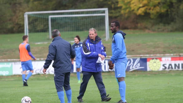 Wertvolle Tipps: Der neue Salzufler Trainer Frank Biermann (mit Zettel) gibt Metin Souk (links) und dem Stoßstürmer Ibrahim Sory Camara letzte Anweisungen vor dem Spiel gegen Brake. - © Dietmar Welle