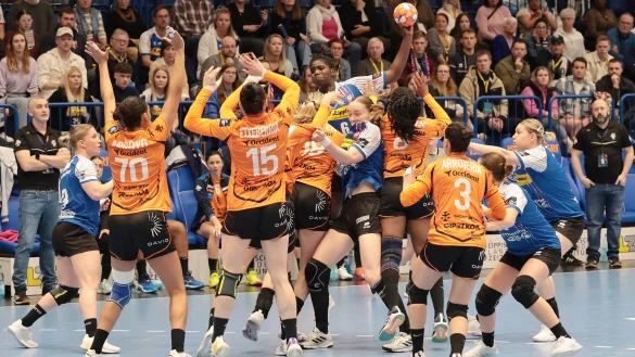 Einfach kein Durchkommen gegen die Abwehr von Bera Bera: Blombergs Laetitia Quist versducht, mit einem direkten Freiwurf zu einem Torerfolg zu kommen. - &copy; Paul Cohen