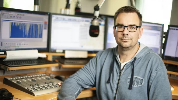 Radio-Lippe-Moderator Tim Schmutzler ist gemeinsam mit dem Team seit 2018 morgens auf Sendung. Jetzt erh&auml;lt er den begehrten LfM Audiopreis in der Kategorie &bdquo;Moderation".&nbsp; - &copy; Radio Lippe