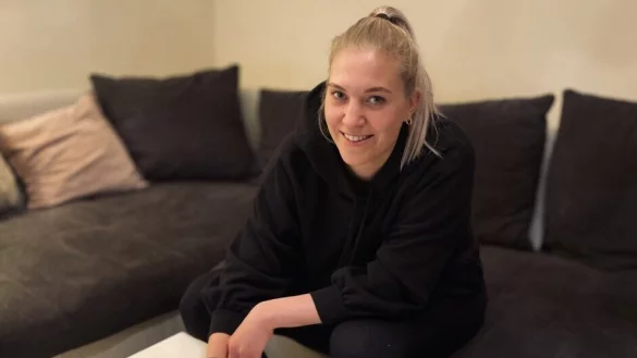 Setzt die Unterschrift unter ihren neuen Vertrag: Blombergs k&uuml;nftige Kreisl&auml;uferin Stefanie Kaiser. - &copy; HSG Blomberg-Lippe