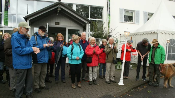 Banger Blick ins st&uuml;rmische Herbstwetter: die Teilnehmer der Auftaktwanderung der Extertaler Wanderwoche mit Wanderf&uuml;hrer Gert Weisenseel (rechts). - &copy; Sylvia Frevert