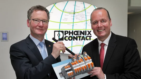 Innovation: Die Geschäftsführer Roland Bent und Frank Stührenberg präsentieren eine Riesen-Klemme. - © Bernhard Preuss