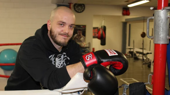 Erzieher Felix Kr&uuml;ger wei&szlig;, dass Boxen auch p&auml;dagogisch wertvoll ist. Der HoT-Mitarbeiter steht seit Jahren als Sparrings-sowie Ansprechpartner im und am Ring. - &copy; Sandra Castrup