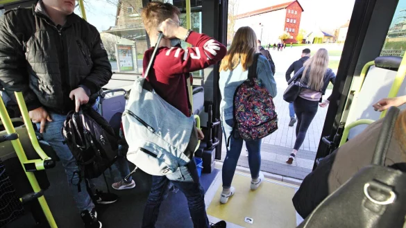 Mit dem Deutschlandticket kommen die Schüler weit über Lemgo hinaus. Doch dafür müssen in Lemgo die Familien weiterhin einen Eigenanteil zahlen. - © Vera Gerstendof-Welle/Archivfoto