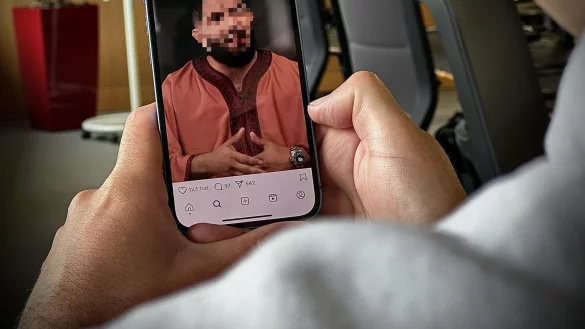 Der Prediger Abdelhamid hat in sozialen Medien hunderttausende Follower gesammelt. - © Lukas Brekenkamp